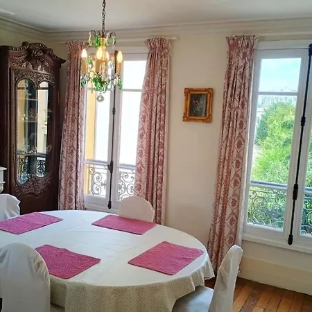 Authentic And Royal, Chateau De *