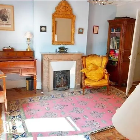 Apartment Authentic And Royal, Chateau De *