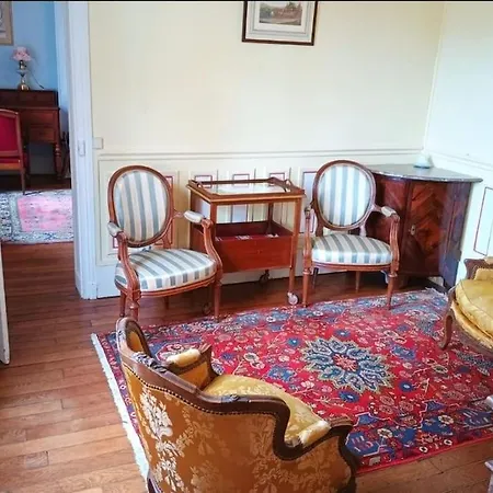Apartment Authentic And Royal, Chateau De *