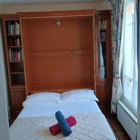 Authentic And Royal, Chateau De Apartment Versailles
